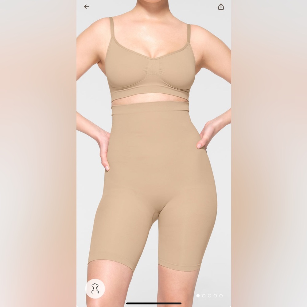 NWT SKIMS above the knee short